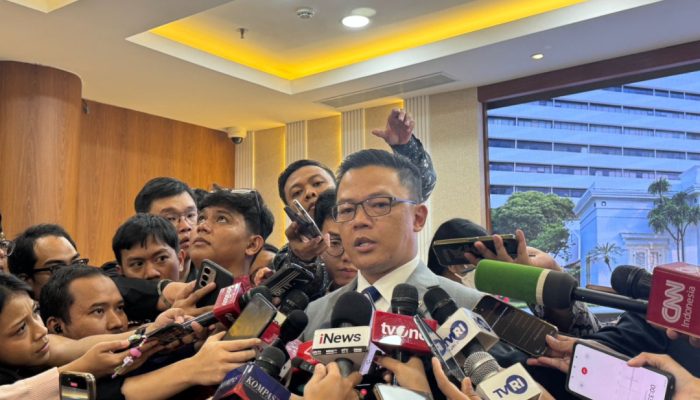 Menlu Tegaskan WNI di Iran Aman, Evakuasi Belum Diperlukan