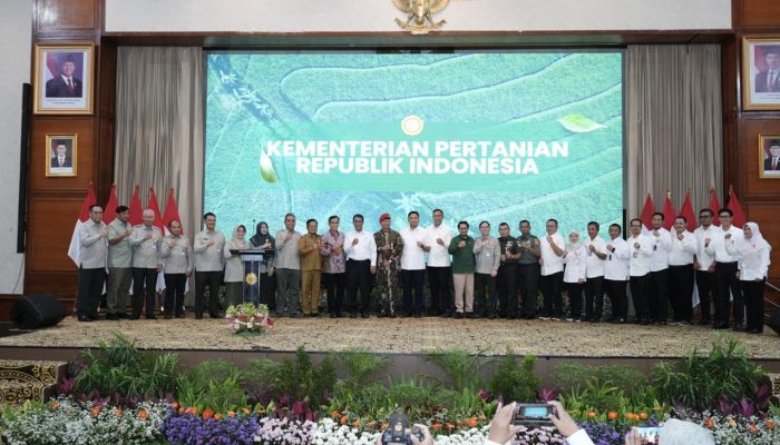 Mentan Beri Penghargaan ke Pejabat Bulog Berprestasi