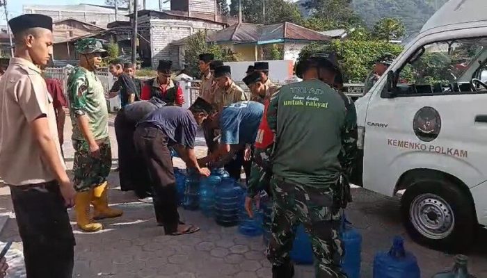 TNI Kirim Mobil RO Penuhi Air Minum Warga Paya Jeget