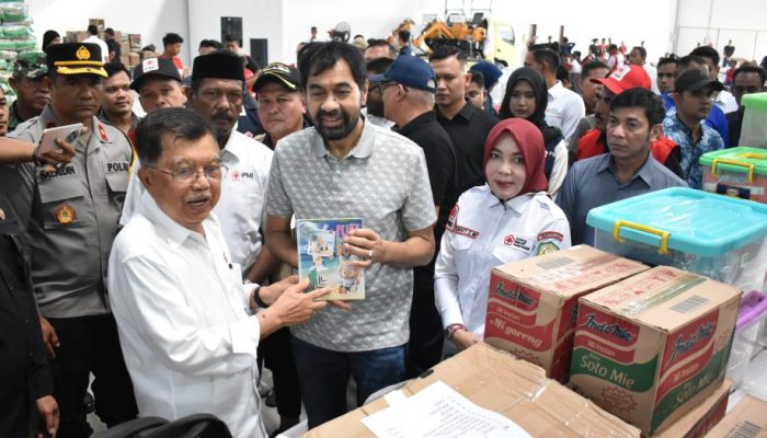 Jusuf Kalla Serahkan Bantuan Alat Berat dan Logistik dari PMI