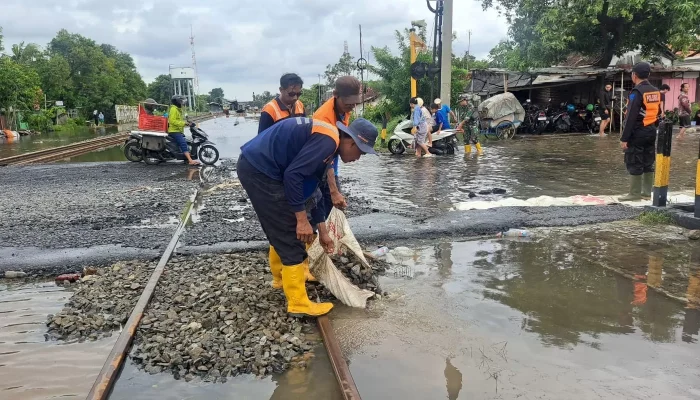 Banjir Terjang Jalur Kereta, KAI Batalkan Puluhan Perjalanan