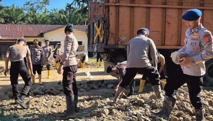 Terdampak Bencana, Mapolsek Trumon Dibersihkan