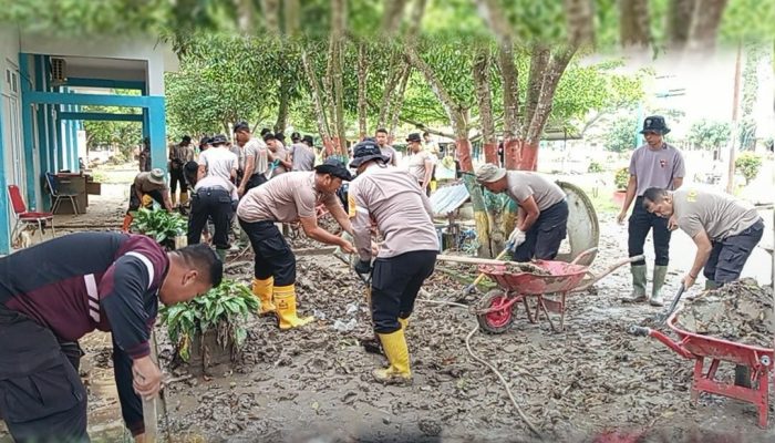 Gotong Royong Aparat Pulihkan SMAN 1 Samudera Pascabencana