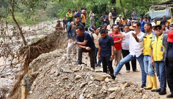 Salurkan Bantuan, Sekda Aceh Terjebak Longsor di Gayo Lues