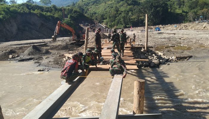 Burlah Kembali Terhubung, TNI Bangun Jembatan Darurat ke Tiga Desa