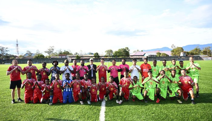 Wapres Gibran Bermain Sepak Bola Bersama Anak-anak SSB di Wamena