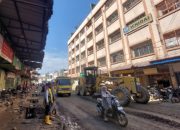 Petugas Dinas PU Aceh Tamiang terus melakukan pembersihan lumpur pascabanjir di Pasar Kuala Simpang