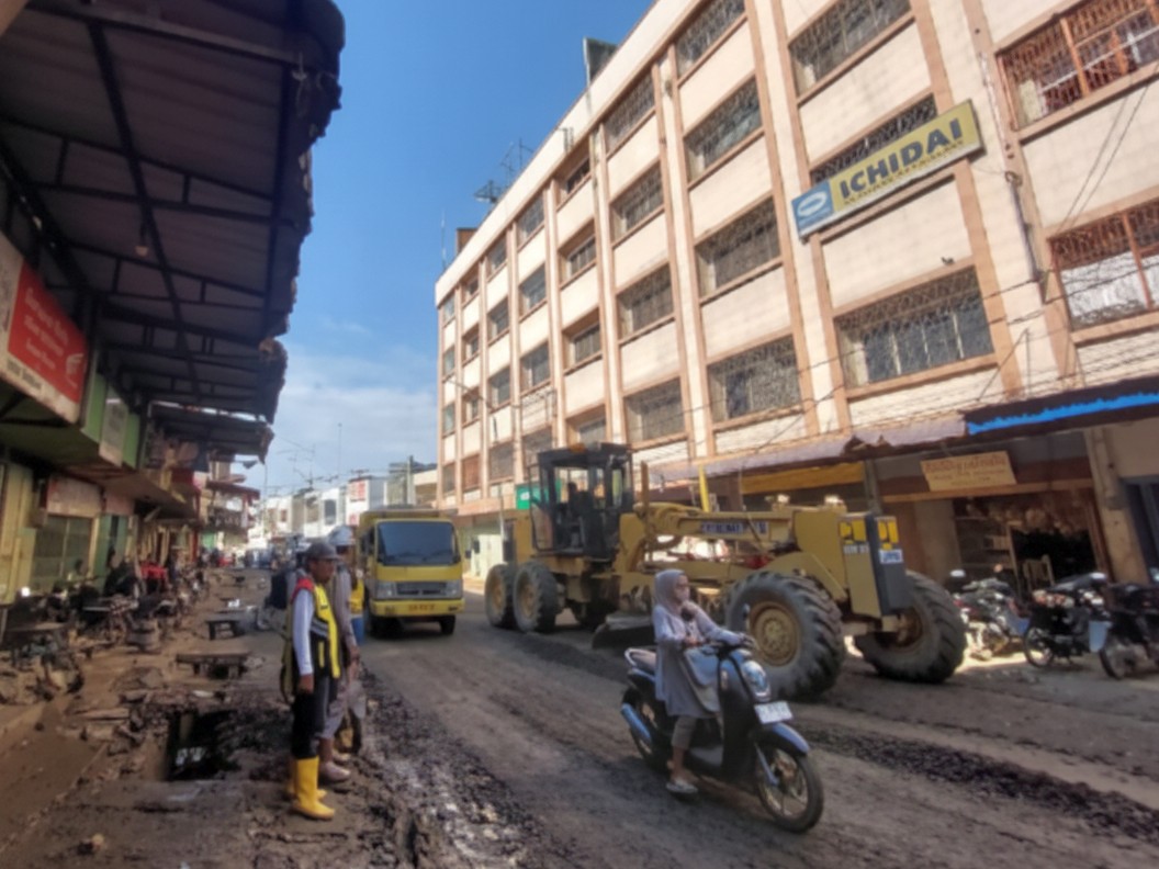 Petugas Dinas PU Aceh Tamiang terus melakukan pembersihan lumpur pascabanjir di Pasar Kuala Simpang