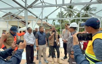 Bupati Aceh Timur, Iskandar Usman Al-Farlaky, melakukan ground breaking pembangunan 24 unit hunian sementara (huntara) bagi warga terdampak banjir di Kecamatan Idi Rayeuk