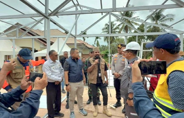 Bupati Aceh Timur, Iskandar Usman Al-Farlaky, melakukan ground breaking pembangunan 24 unit hunian sementara (huntara) bagi warga terdampak banjir di Kecamatan Idi Rayeuk