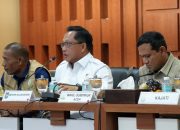 Menteri Dalam Negeri (Mendagri) yang juga Ketua Satgas Percepatan Rehabilitasi dan Rekonstruksi Pascabencana Alam, Tito Karnavian, dalam rapat pembahasan pemulihan pascabencana di Aula Serbaguna Pemerintah Aceh