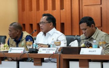 Menteri Dalam Negeri (Mendagri) yang juga Ketua Satgas Percepatan Rehabilitasi dan Rekonstruksi Pascabencana Alam, Tito Karnavian, dalam rapat pembahasan pemulihan pascabencana di Aula Serbaguna Pemerintah Aceh