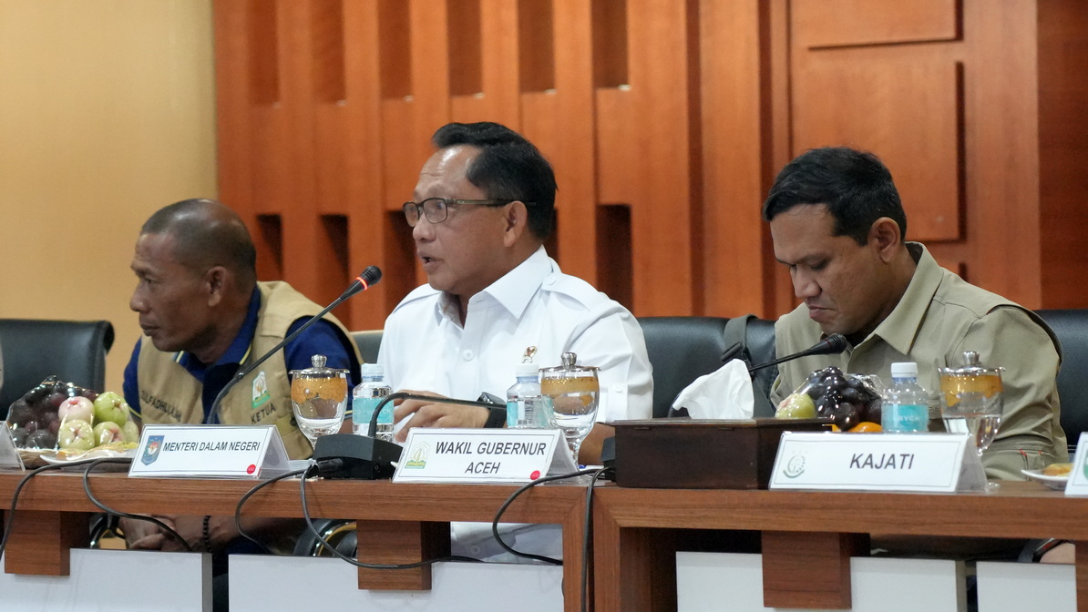Menteri Dalam Negeri (Mendagri) yang juga Ketua Satgas Percepatan Rehabilitasi dan Rekonstruksi Pascabencana Alam, Tito Karnavian, dalam rapat pembahasan pemulihan pascabencana di Aula Serbaguna Pemerintah Aceh