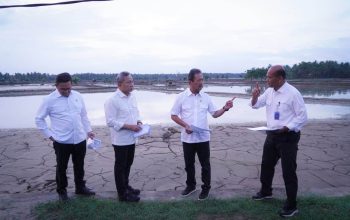 Menko Bidang Pangan Zulkifli Hasan bersama Menteri Kelautan dan Perikanan Sakti Wahyu Trenggono meninjau lokasi budidaya perikanan yang terdampak banjir di Pidie Jaya, Bireuen, dan Aceh Utara