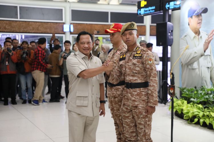 Menteri Dalam Negeri Tito Karnavian melepas praja IPDN di Bandara Soekarno-Hatta, Tangerang, Banten, Sabtu (3/1/2026), untuk membantu percepatan pemulihan pemerintahan dan pelayanan publik pascabencana di Kabupaten Aceh Tamiang, Aceh.