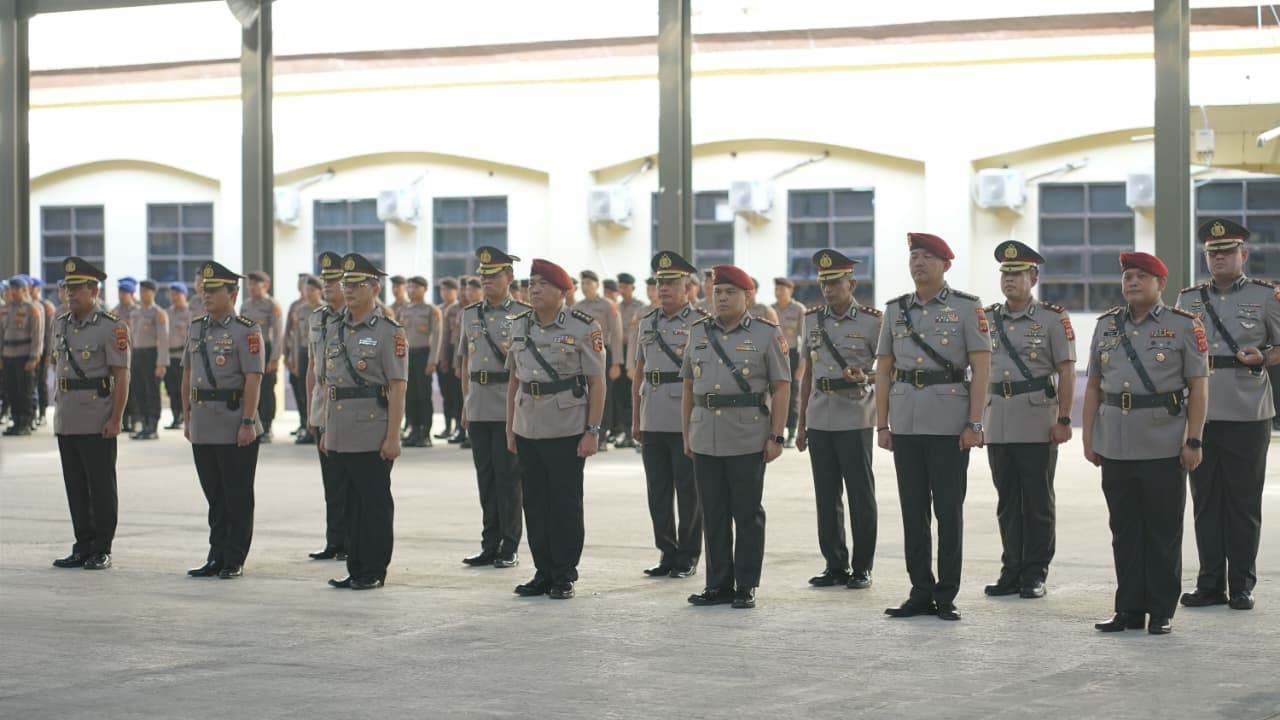 Upacara Sertijab empat Pejabat Utama Polda Aceh dan tiga Kapolres jajaran di Meuligoe Polda Aceh, Senin (5/1/2026)