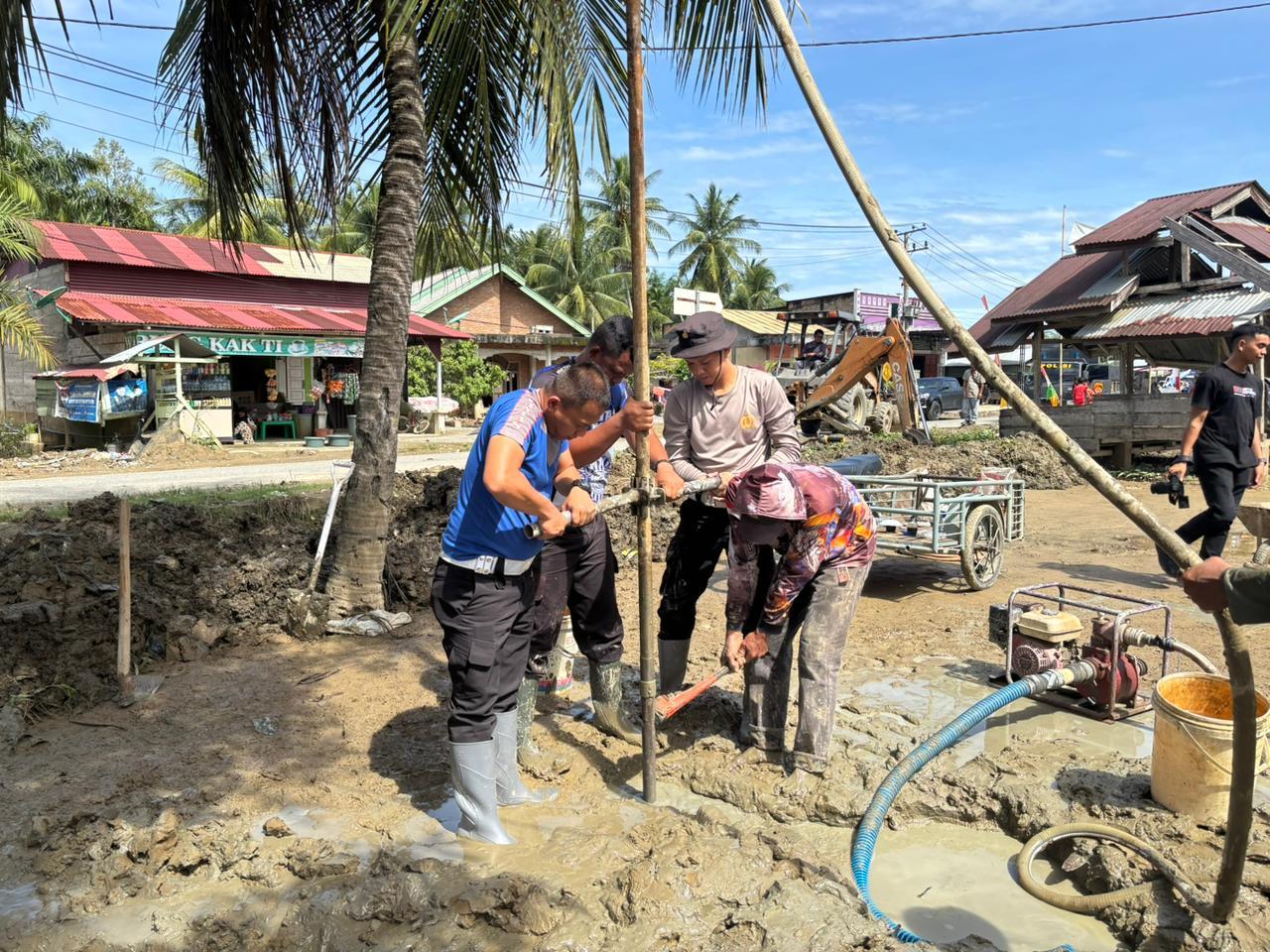Personel Polda Aceh melakukan pembangunan sumur bor demi akses air bersih optimal bagi korban banjir dan longsor