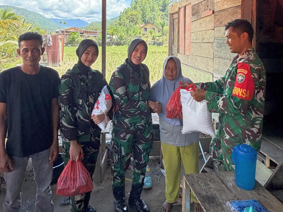 Kowad Kodam Iskandar Muda dipimpin Kapten Ckm (K) Erni Susilawati menyalurkan bantuan logistik bagi warga terdampak banjir di Kabupaten Gayo Lues