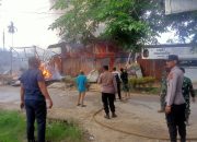 Petugas pemadam kebakaran berupaya menjinakkan si jago merah yang membakar enam unit rumah toko di Gampong Tanjong Ara, Kecamatan Tanah Jambo Aye