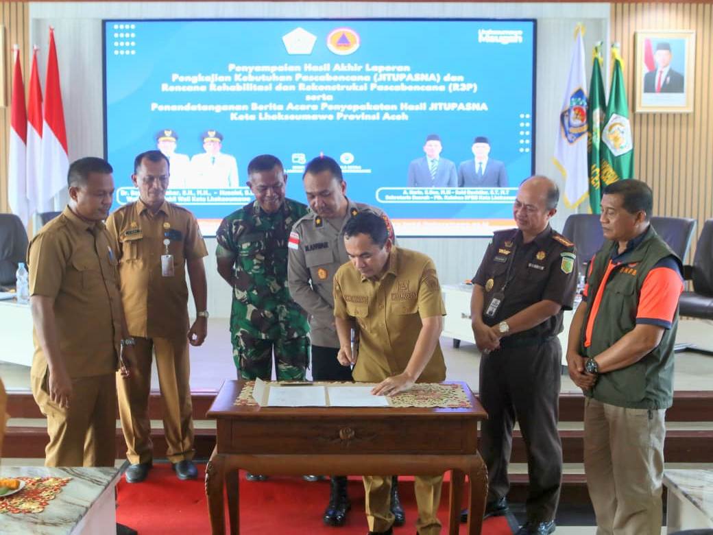 Wali Kota Lhokseumawe, Sayuti Abubakar, bersama Forkopimda, instansi vertikal, perbankan, dan akademisi menandatangani Berita Acara Kesepakatan Hasil JITUPASNA