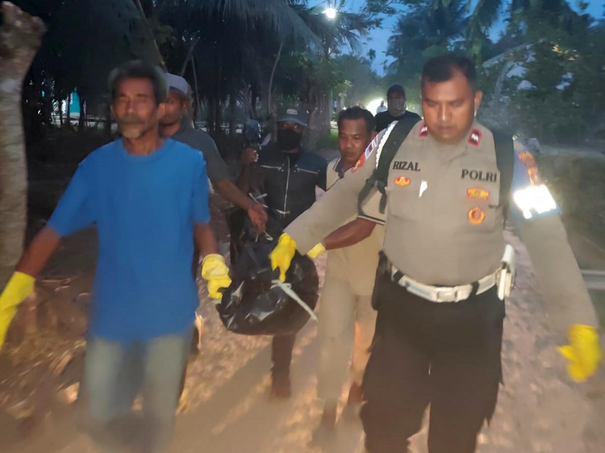 Petugas mengevakuasi jenazah korban banjir bandang yang ditemukan di area perkebunan Gampong Biram Rayeuk, Kecamatan Tanah Jambo Aye, Aceh Utara