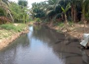Kondisi air sungai yang berubah menjadi hitam pekat diduga tercemar limbah pabrik pengolahan sagu di Gampong Alue Bilie Rayeuk, Kecamatan Baktiya, Aceh Utara
