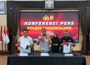 Konferesi pers pengungkapan kasus laporan palsu dan penggelapan disampaikan Kapolres Lhokseumawe AKBP Dr. Ahzan, didampingi Kasat Reskrim AKP Dr. Bustani, yang berlangsung di Gedung Serba Guna Polres Lhokseumawe, Kamis, 5 Februari 2026. (Foto: Byklik.com/BIM)
