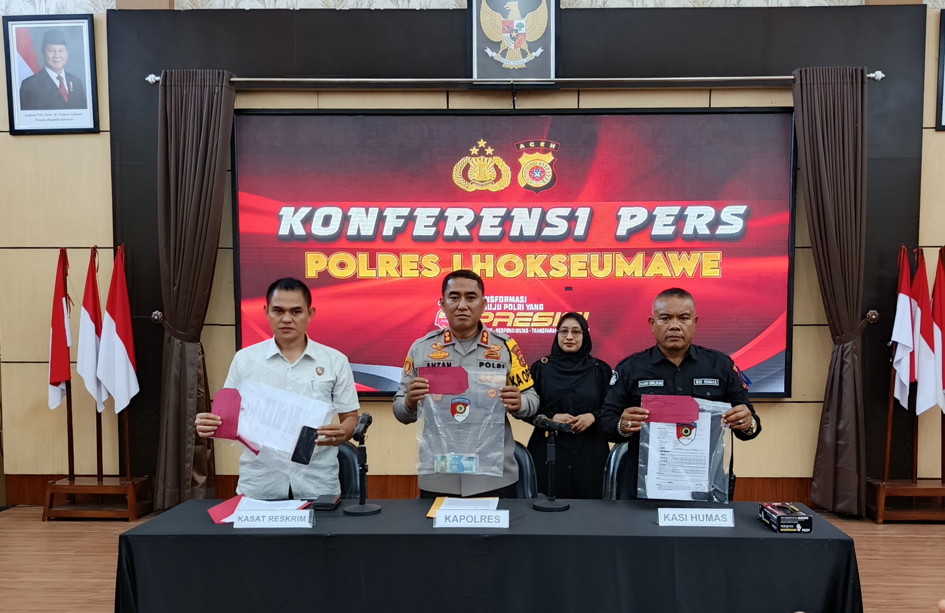 Konferesi pers pengungkapan kasus laporan palsu dan penggelapan disampaikan Kapolres Lhokseumawe AKBP Dr. Ahzan, didampingi Kasat Reskrim AKP Dr. Bustani, yang berlangsung di Gedung Serba Guna Polres Lhokseumawe, Kamis, 5 Februari 2026. (Foto: Byklik.com/BIM)