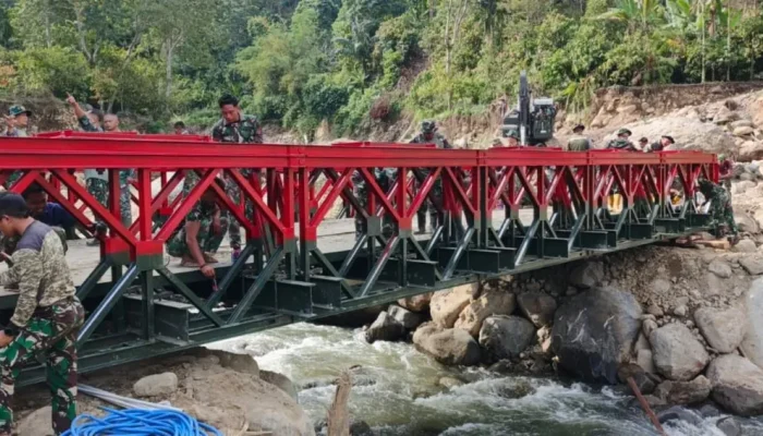 TNI Rampungkan Jembatan Bailey di Meriah Jaya