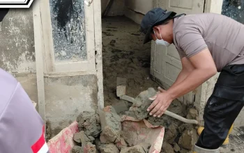 Brimob Turun, Warga Banjir Tak Sendiri