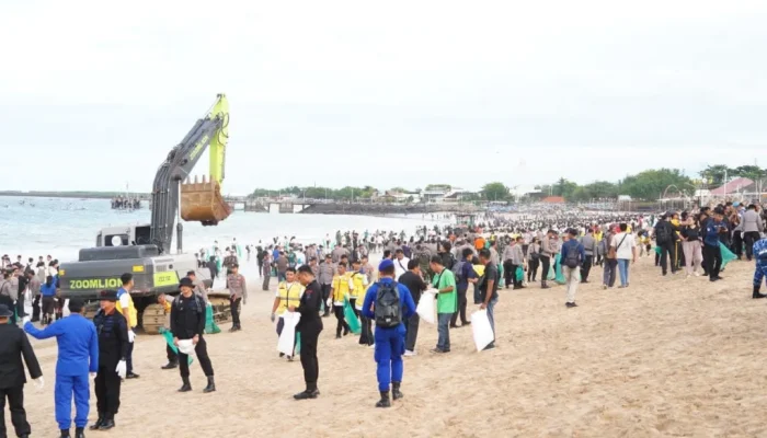 Tindak Lanjut Perintah Prabowo, Pantai Bali Dibersihkan Massal