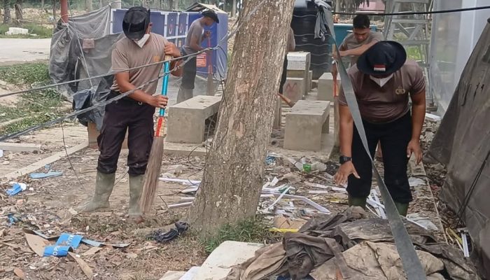 Brimob Lanjut Bersihkan Rumah Warga Aceh Tamiang