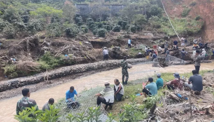 Koramil Permata dan Warga Pasang Bronjong di Ramung Jaya