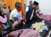 Bupati Bireuen, Mukhlis, mengunjungi anak korban keracunan MBG di Simpang Mamplam. Foto: Dok.Byklik.com