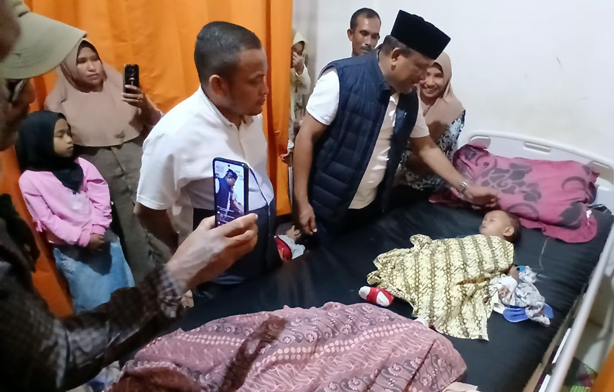 Bupati Bireuen, Mukhlis, mengunjungi anak korban keracunan MBG di Simpang Mamplam. Foto: Dok.Byklik.com