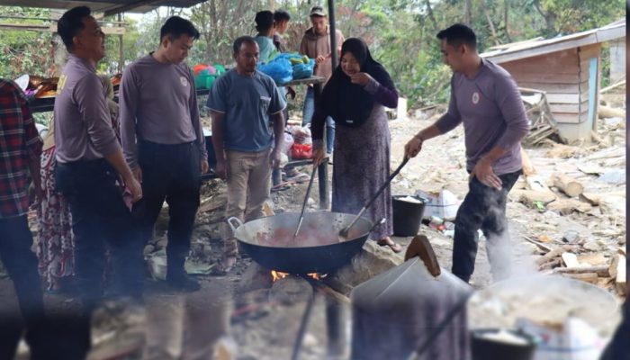 Mahasiswa STIK-PTIK Masak Daging Meugang untuk Pengungsi