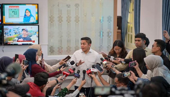 Seskab Teddy Tegaskan Presiden Prabowo Hanya Gunakan Satu Pesawat