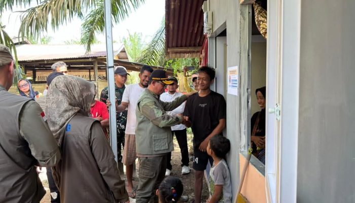 Kepala BNPB Serahkan Bantuan untuk Korban Banjir di Pulo Tiga