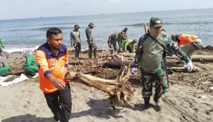 TNI–BNPB Bersihkan Pantai Lhokseumawe Pascabanjir