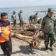 TNI–BNPB Bersihkan Pantai Lhokseumawe Pascabanjir