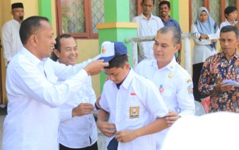 Pemko Lhokseumawe Salurkan Bantuan Seragam untuk Siswa SMPN 6