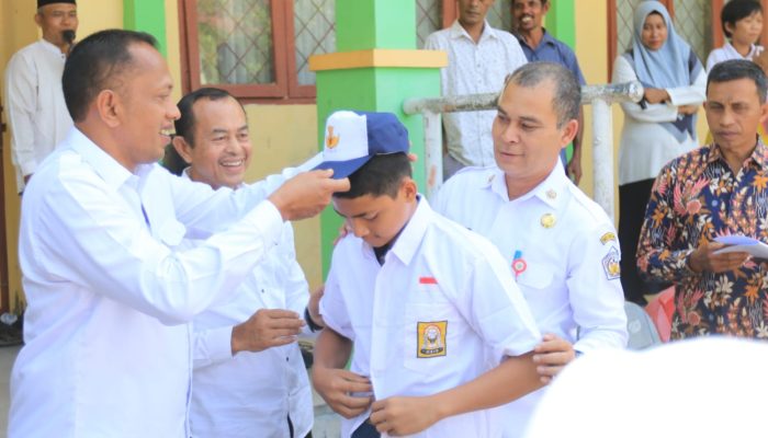Pemko Lhokseumawe Salurkan Bantuan Seragam untuk Siswa SMPN 6