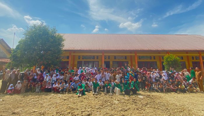 Mahasiswa KKN Unimal Bersihkan Tiga Sekolah Terdampak Banjir di Baktiya