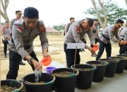 Polda Aceh Sulap Lumpur Banjir Jadi Media Tanam Padi