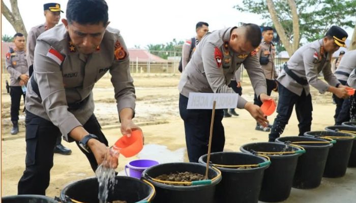 Polda Aceh Sulap Lumpur Banjir Jadi Media Tanam Padi