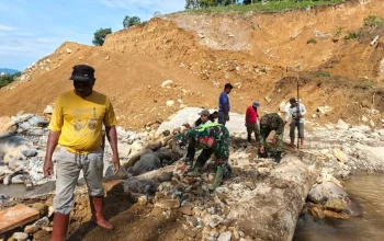 Babinsa dan Warga Perbaiki Jembatan Rusak Pascabanjir di Pintu Rime Gayo