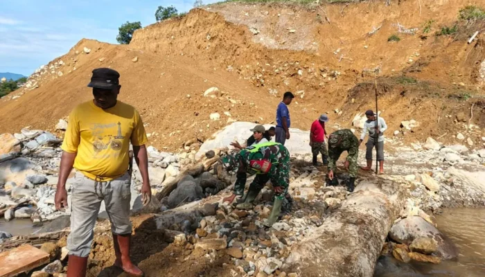 Babinsa dan Warga Perbaiki Jembatan Rusak Pascabanjir di Pintu Rime Gayo