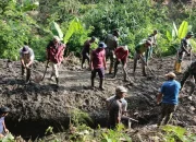 TNI dan Warga Bersatu Pulihkan Irigasi Bekas Longsor