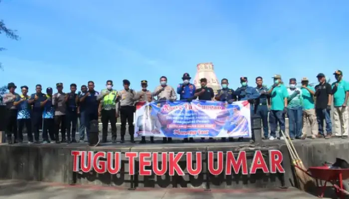 Kapolres Aceh Barat Pimpin Aksi Bersih Pantai di Meulaboh