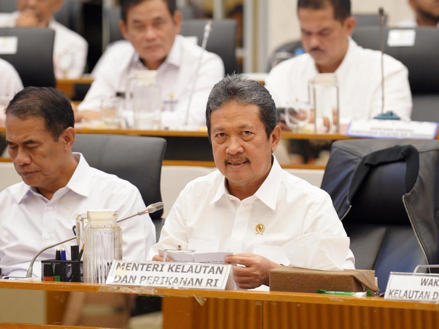 Menteri Kelautan dan Perikanan Sakti Wahyu Trenggono dalam Rapat Kerja bersama Komisi IV DPR RI di Jakarta